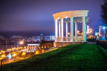 Obraz premium Rotunda in the Summer Garden on the embankment of the Izhevsk Pond. Night cityscape of Izhevsk, Russia.