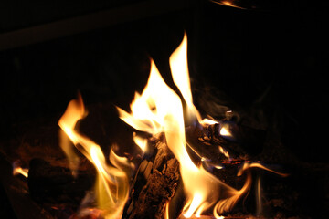 燃え上がる炎のイメージ