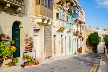 Titel: Romantic little side or backstreet alley inside historic old town of Valletta, Malta, UNESCO world heritage site in the Mediterranean, popular with cruise tourists for ancient facades