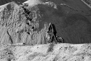 Un homme est tombé de son vélo dans un pit de sable