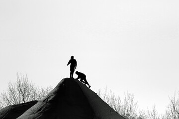 silhouette au sommet d'un pit de sable