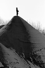 silhouette au sommet d'un pit de sable