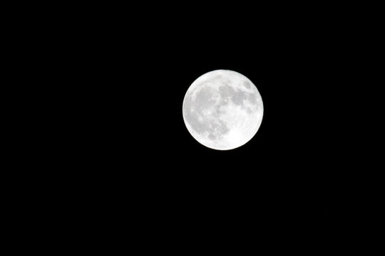 Une pleine lune dans le ciel