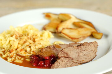 Hirschbraten mit Steinpilzen und Spätzle