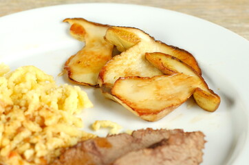 Hirschbraten mit Steinpilzen und Spätzle