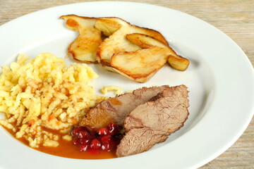 Hirschbraten mit Steinpilzen und Spätzle