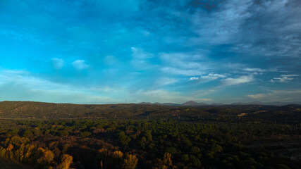 krajobraz chmury niebo drzewa góry © Piotr