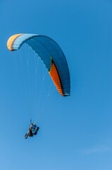 Parapentiste dans le ciel Aveyronnais au dessus du viaduc de Millau.	