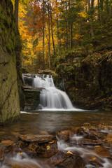 Fototapeta na wymiar Waterfall in autumn