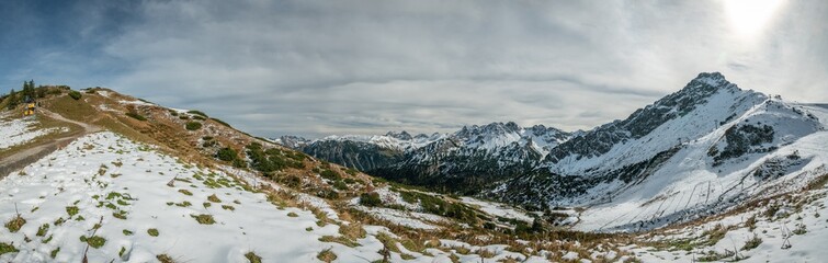 Fototapeta na wymiar herbstliches alpines Panorama