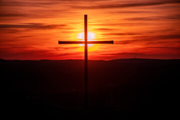 Kreuz im Sonnenuntergang