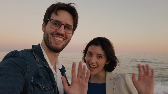 Ragazzo e ragazza in gita al mare si fanno un selfie