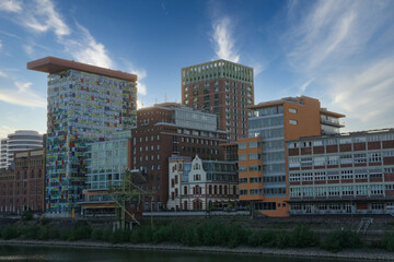 Fototapeta na wymiar Hafen Düsseldorf bunte Häuser