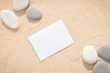 Fototapeta na wymiar Arrière-plan grains de sable de mer, sable fin de plage avec feuille blanche et coquillages. Emplacement pour texte sur papier. 