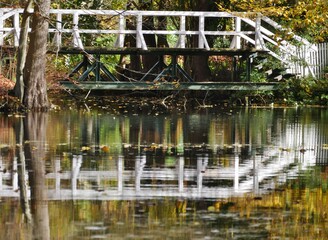 Brücke über See spiegelt sich im Wasser