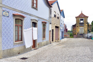ropa tendida en una calle de un pueblo portugues