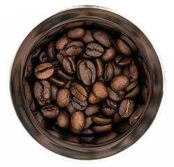 Kaffeebohnen im Metallbecher