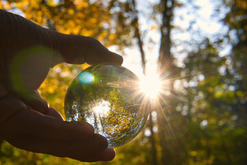Sonnenstrahlen im Herbst in Glaskugel