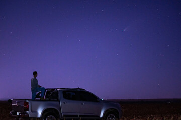 Fototapeta na wymiar person in a truck looking comet neowise 
