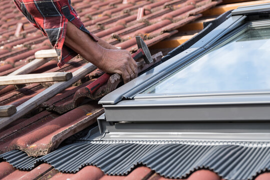 Dachdecker mit Dachfenster - Nahaufnahme