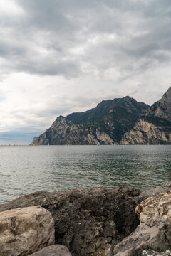 Rocas HDR y el lago de fondo en dolomitas itlia