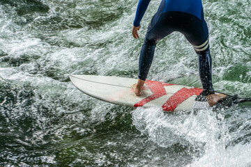 München Szene: Isarsurfer - Surfer am Eisbach im Englischen Garten in abendlichen Licht, Nahaufnahme