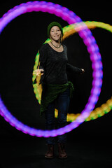 Artist performt Poi Maori Leuchtjonglage Leuchtpoi mit Leuchtball jonglieren.