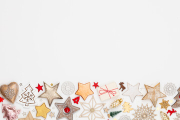 Obraz premium Christmas flat lay background on the white wooden table.