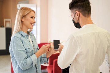 Obraz premium Client showing an example of a hairstyle