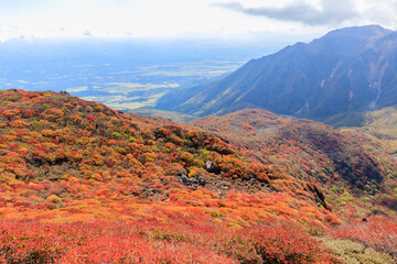 大船山登山道からみたくじゅう連山と紅葉　大分県玖珠郡　Kujuurenzan and...