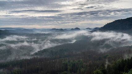Panoramablick in den Morgenstunden von den Affensteinen zum Kleinen Winterberg. Die Sonne schickt...