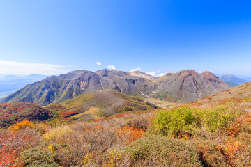 大船山登山道からみたくじゅう連山と紅葉　　大分県玖珠郡　Kujuurenzan and...
