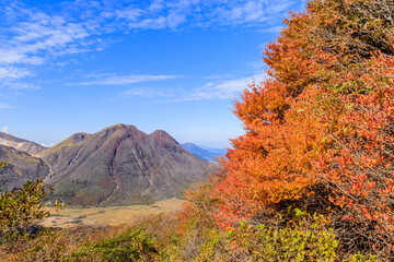 大船山登山道からみた三俣山と紅葉　くじゅう連山　大分県玖珠郡　Mt.Mimatayama and Autumn leaves senn from Mt.Daisenzan Trail Kujuurenzan Ooita-ken Kusu-gun