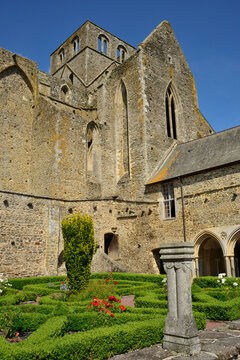 Clo&icirc;tre et &eacute;glise abbatiale Notre-Dame de Hambye