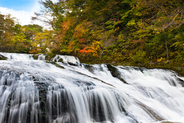 日本　紅葉の浅布渓谷不動の滝