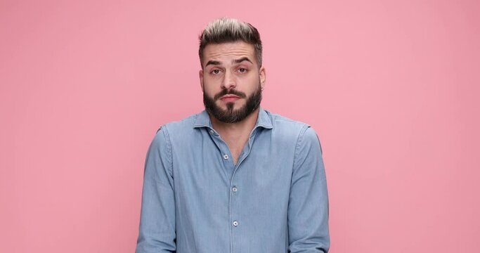 casual man having no clue when suddenly a great ideea struck him, celebrating succes against pink background