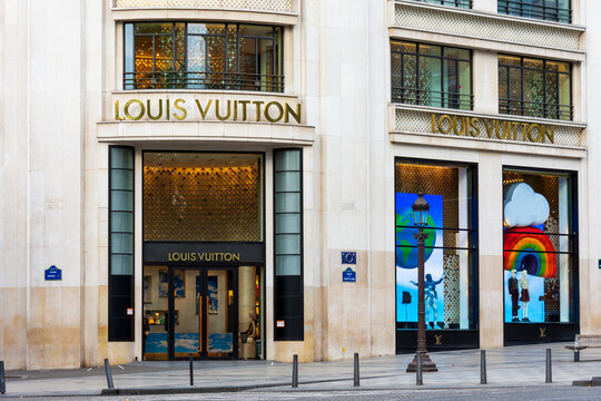PARIS, FRANCE - 15 AOÛT 2020: Façade du store Louis Vuitton avenue des Champs Elysées, le plus grand magasin de la marque dans le monde