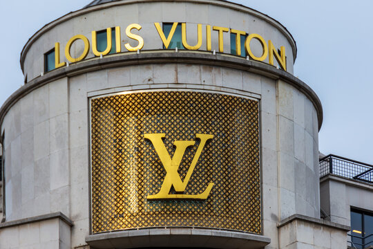 PARIS, FRANCE - 15 AO&Ucirc;T 2020: Logo Louis Vuitton au sommet de l'immeuble avenue des Champs Elys&eacute;es, le plus grand magasin de la marque dans le monde