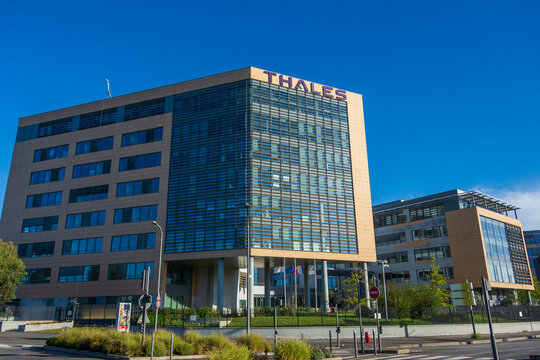 VELIZY-VILLACOUBLAY, FRANCE - 3 OCTOBRE 2020: B&acirc;timent de Thales Global Services, filiale de Thales, groupe d'&eacute;lectronique sp&eacute;cialis&eacute; dans l'a&eacute;rospatiale, la d&eacute;fense, la s&eacute;curit&eacute; et les transports