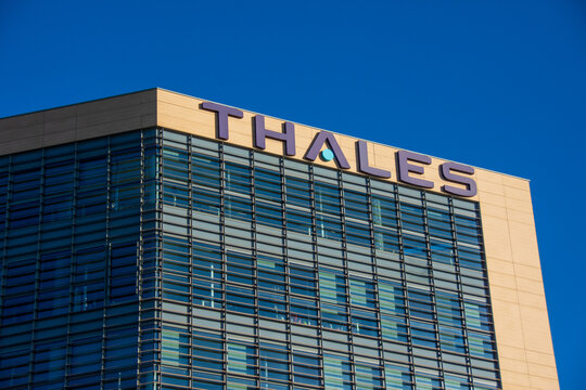 VELIZY-VILLACOUBLAY, FRANCE - 3 OCTOBRE 2020: B&acirc;timent de Thales Global Services, filiale de Thales, groupe d'&eacute;lectronique sp&eacute;cialis&eacute; dans l'a&eacute;rospatiale, la d&eacute;fense, la s&eacute;curit&eacute; et les transports