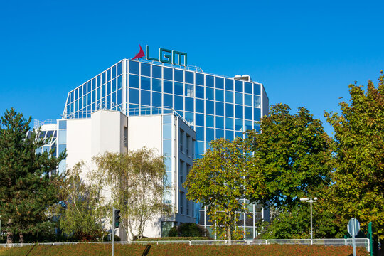 VELIZY-VILLACOUBLAY, FRANCE - 3 OCTOBRE 2020: Fa&ccedil;ade du si&egrave;ge social du groupe LGM, compos&eacute; de plusieurs soci&eacute;t&eacute;s sp&eacute;cialis&eacute;es d&eacute;veloppant des syst&egrave;mes de haute technologie
