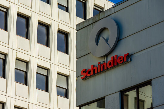 VELIZY-VILLACOUBLAY, FRANCE - 3 OCTOBRE 2020: Si&egrave;ge social de Schindler France, filiale du groupe Schindler, soci&eacute;t&eacute; multinationale suisse fabriquant des escaliers m&eacute;caniques et des ascenseurs