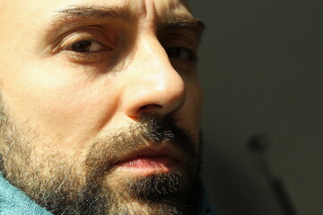 Uomo d'affari preoccupato nel suo studio professionale