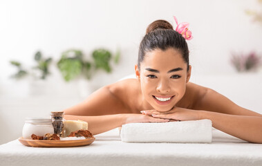Obraz na płótnie Canvas Beautiful Asian Lady Enjoying Beauty Treatments With Natural Cosmetics At Spa
