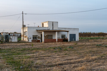 Fototapeta na wymiar Abandoned country house in Peñíscola