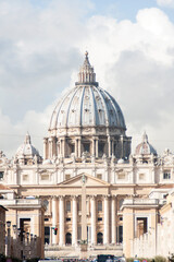 Fototapeta na wymiar Basilica del San Pedro en la Ciudad del Vaticano, Citta del Vaticano o Vatican City, en la ciudad de Roma, en el pais de Italia
