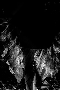 Dancing in a fatin skirt. Legs. Nuar