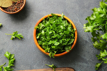Obraz na płótnie Canvas Bowl with fresh parsley on table