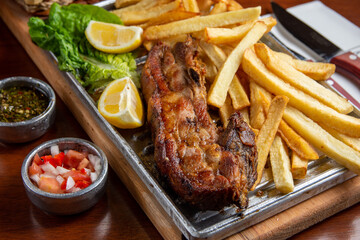 asado con papas fritas