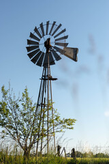 Molino de viento en el campo